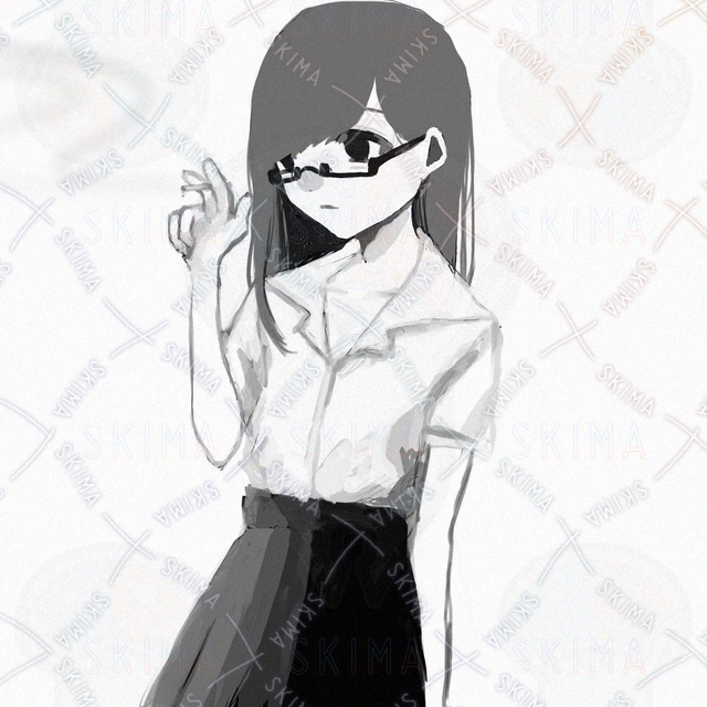 タバコを吸うメガネの女性